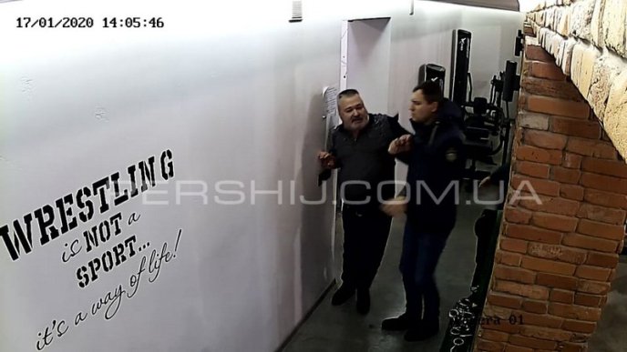 Конфлікт в одному із спортзалів Мукачева: на відвідувача накинулись із кувалдою в руках, – ЗМІ – 05