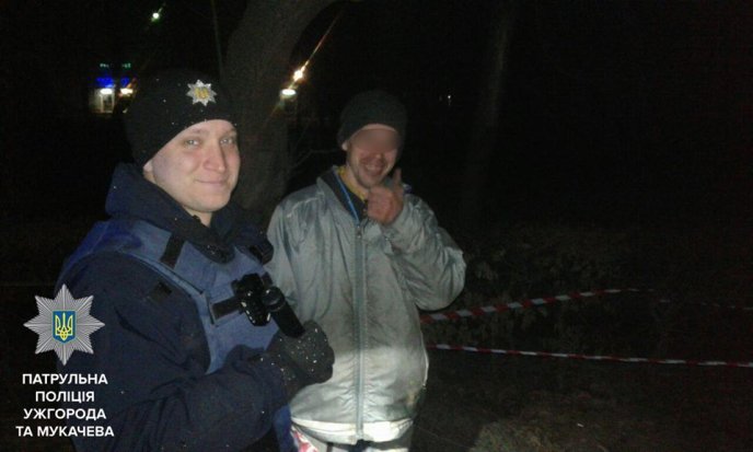 У Мукачеві чоловік упав у відкритий люк: патрульні врятували – 04