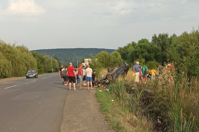Автівка перекинулась на дах: що відомо про карколомну ДТП в Ужгороді – 02