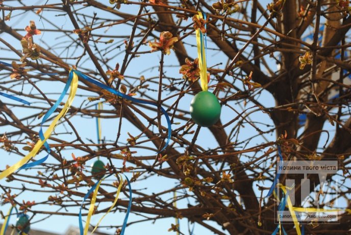 У Мукачеві студенти прикрашають дерева писанками та патріотичними стрічками (ФОТО) – 01