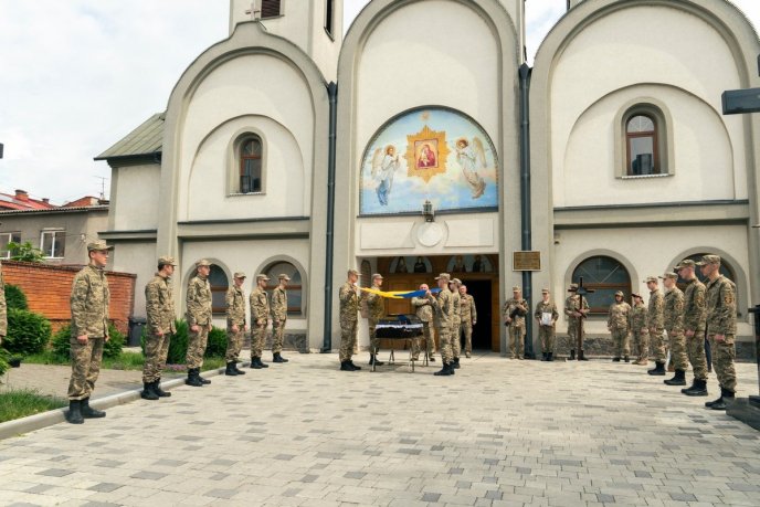 В області попрощалися із полеглим захисником – 01