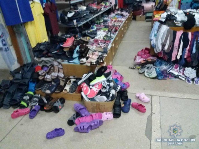 4 зловмисників вночі намагалися пограбувати ринок – 04