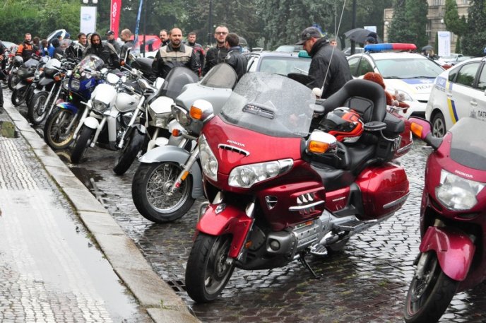 Вулицями Ужгорода проїхалися байкери на унікальних мотоциклах – 06