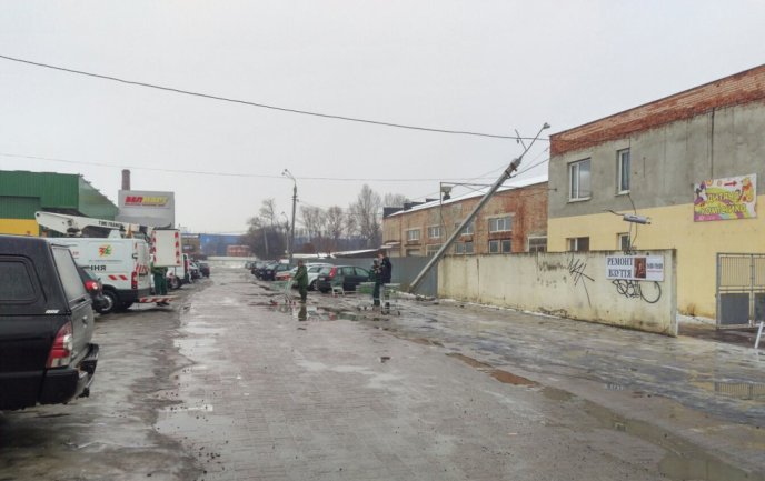 В Ужгороді на парковці одного із супермаркетів завалився електричний стовп – 01