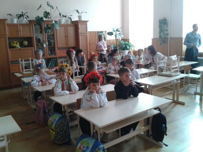 Шкільний фотоальбом: як учні Мукачева 1 Вересня відзначали (ФОТОРЕПОРТАЖ) – 02