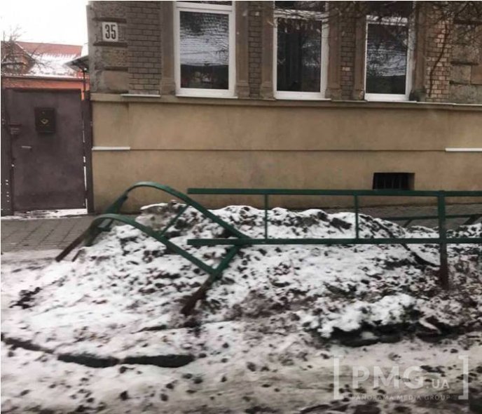 У Мукачеві по вулиці Духновича комунальники зрізають огорожу. Навіщо – поки невідомо – 02