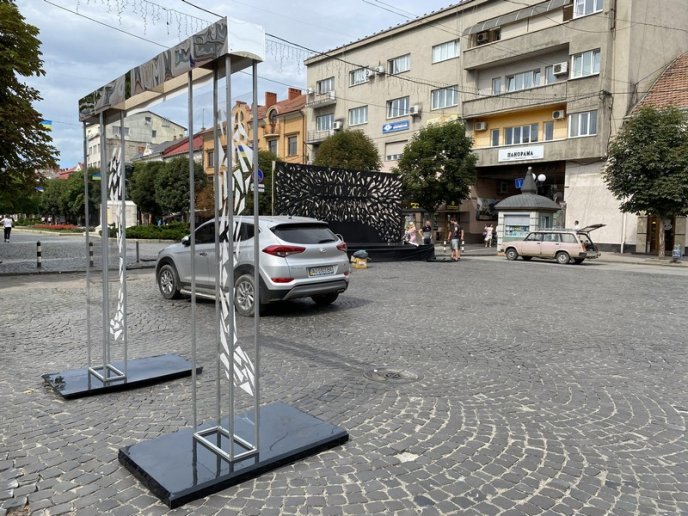 В центрі Мукачева триває підготовка до параду випускників – 03