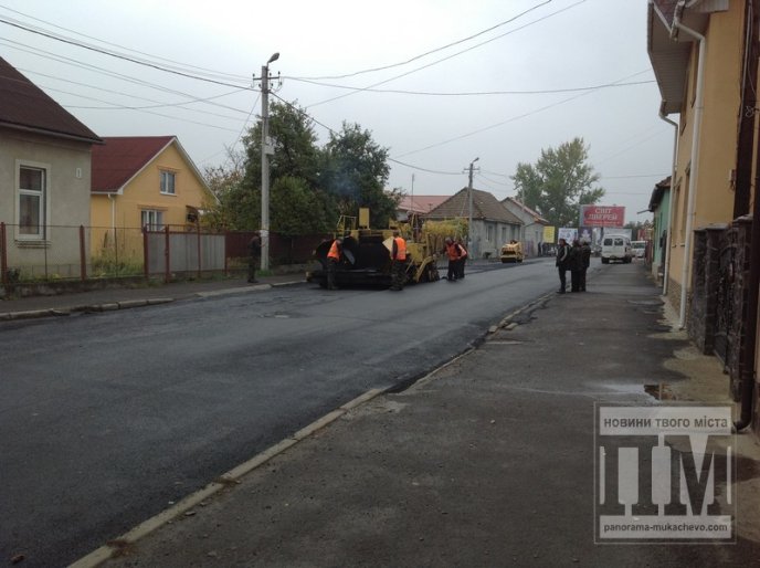 Покращення по-мукачівськи: у місті асфальтують вулицю Данила Галицького (ФОТО) – 02