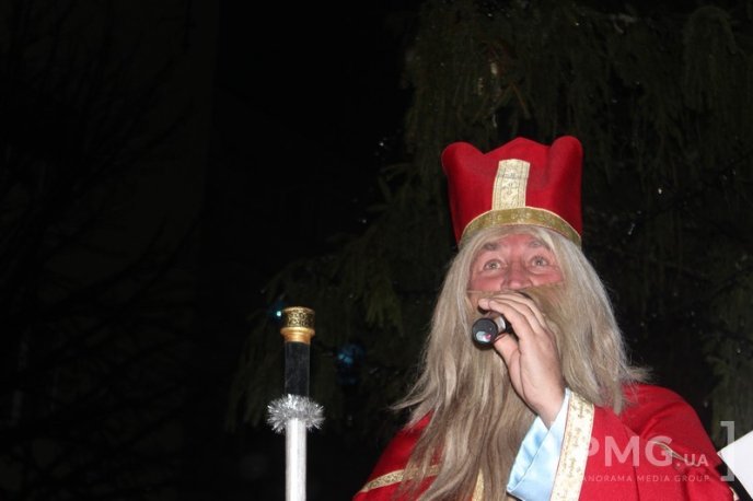 У Мукачеві засяяла головна новорічна ялинка міста – 13