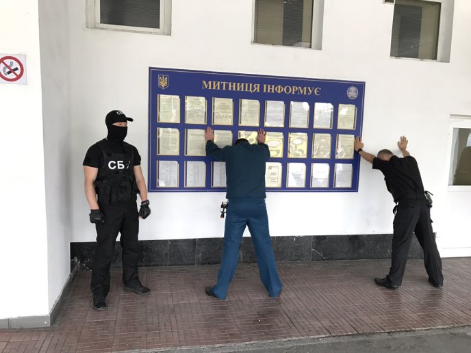 На КПП "Тиса" СБУ затримали прикордонників та митників, які вимагали гроші від водіїв українських мікроавтобусів з Італії, – ЗМІ – 05