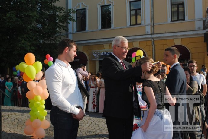 У центрі Мукачева відбувся урочистий парад випускників (ФОТО) – 36