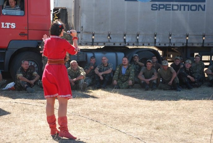 Для військовослужбовців 128-ї бригади організували фронтовий концерт – 05