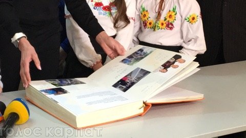 Дружина Петра Порошенка вже на Закарпатті. Вона відвідала кілька закладів в Ужгороді – 11