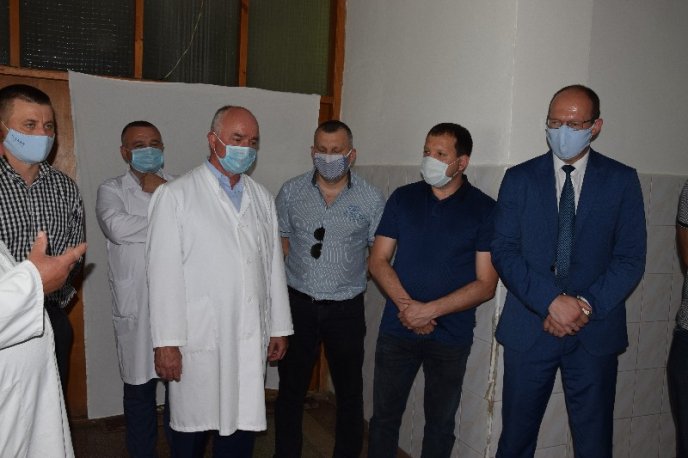 Команда “Слуги народу” передала апарат ШВЛ у Свалявську районну центральну лікарню – 11