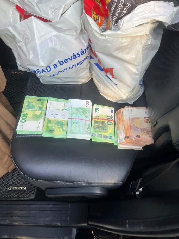 Стало відомо про випадок на кордоні: митниця показала, що виявлено у пакетах – 01