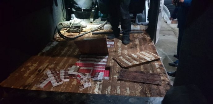 Чергова "знахідка": прикордонники вилучили понад 7 тисяч пачок контрабандних цигарок – 02