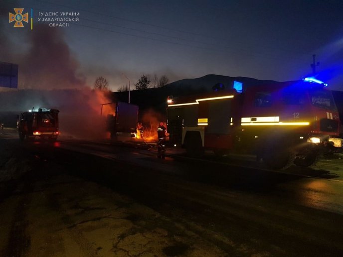 Оприлюднено жахливі кадри пожежі: на Закарпатті згорів причіп вантажівки – 03