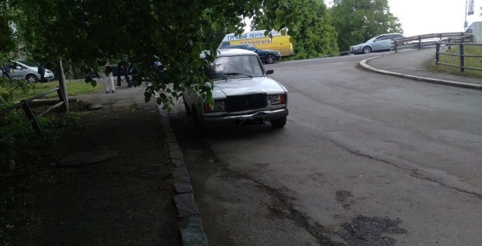 Потрійна ДТП в Ужгороді: зіткнулись дві іномарки та "Жигулі" – 03