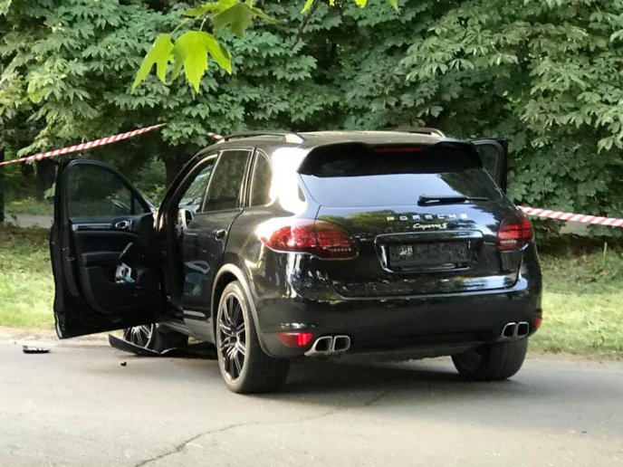 На автомобілі "Porsche", яким керувала дівчина, знайшли заглушки для ременів безпеки – 03