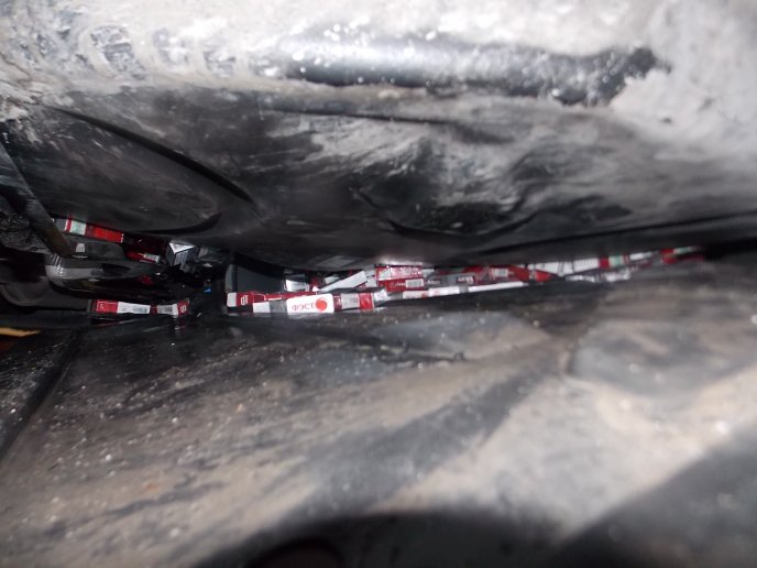 Підприємливий італієць напакував свою автівку цигарками – 02