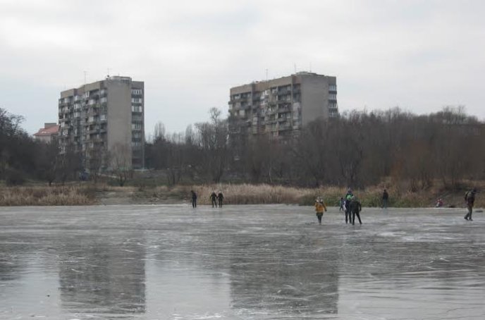 Ужгородці на свій страх і ризик катаються на замерзлому озері "Кірпічка" – 02