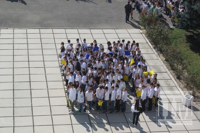 Мукачівські школярі присвятили патріотичний флешмоб єдиній Україні (ФОТОРЕПОРТАЖ) – 05
