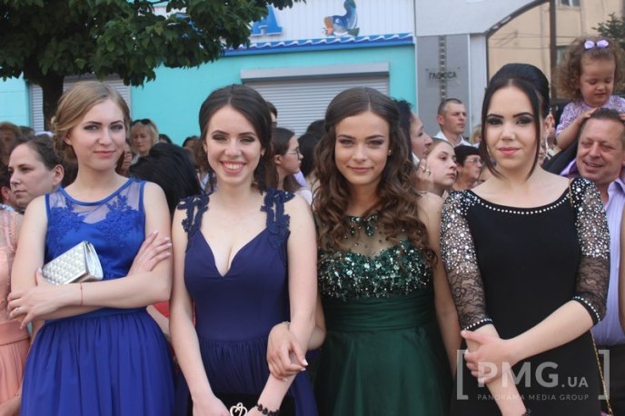 На центральній площі Мукачева проходить "Свято випускників – 2016"  – 13