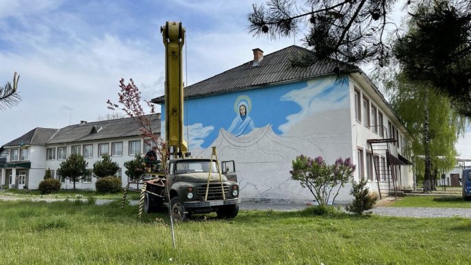 На Закарпатті художниця з Харкова створила патріотичний мурал – 02