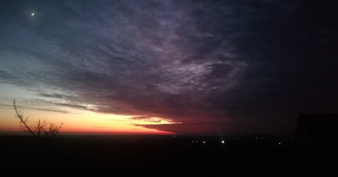 Червоне небо: ужгородці поділились фотографіями чарівної краси вечірнього неба – 11 Червоне небо: ужгородці поділились фотографіями чарівної краси вечірнього неба – 11