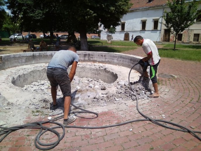 У центрі Мукачева демонтують фонтан – 03