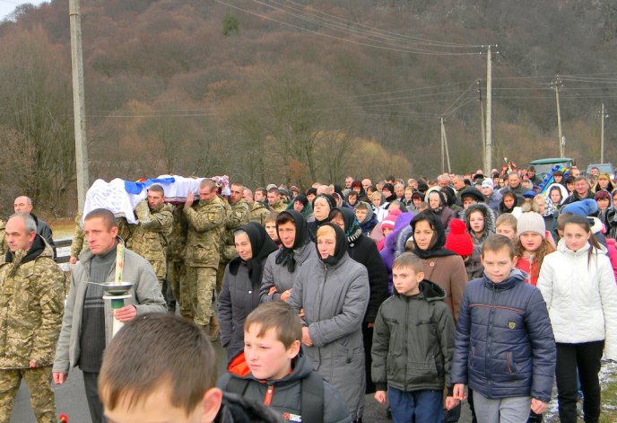 На Воловеччині попрощались із загиблим бійцем АТО Віталієм Горбатюком – 04 На Воловеччині попрощались із загиблим бійцем АТО Віталієм Горбатюком – 04