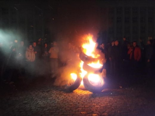 Палять шини: що коїться біля Закарпатської ОДА – 02 Палять шини: що коїться біля Закарпатської ОДА – 02