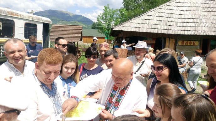 На фестивалі в Колочаві Москаль пригощав туристів ріплянкою власного виробництва – 06