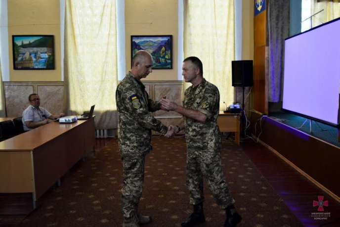 У обласному військкоматі нагородили військовослужбовців та працівників Збройних Сил України – 04