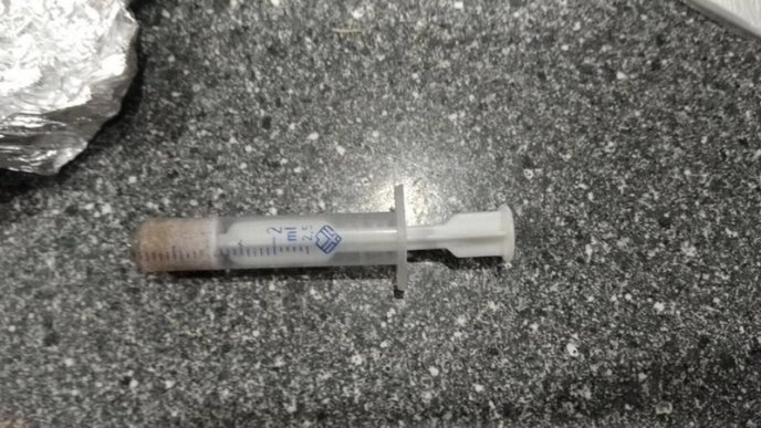 У Мукачеві чоловік провіз поліцейського на капоті авто – 02