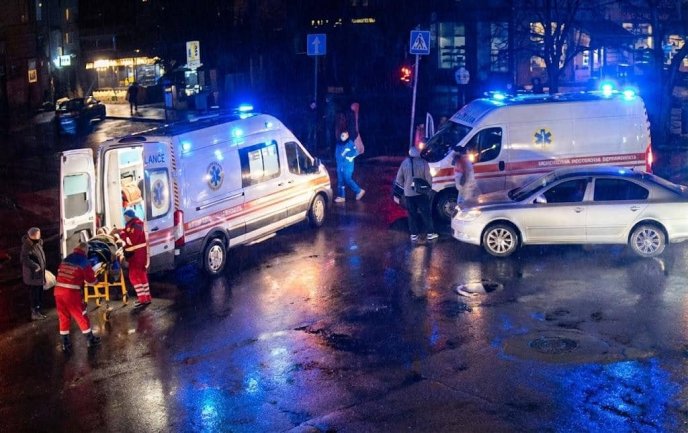 У «швидкій» якраз везли пацієнта: медики розповіли, як на перехресті у них вдарив легковик – 01