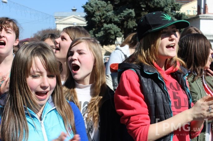 Протести у центрі Мукачева: сутички, заблокована ратуша та крики "Ганьба" в адрес мера – 18