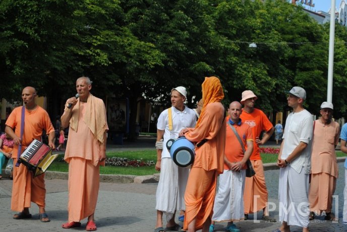 Кришнаїти пройшлись Мукачевом, прославляючи свого духовного наставника – 11