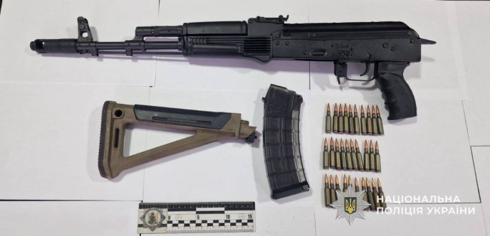 Чоловік підготував для клієнта автомат із набоями / фото: Поліція Закарпаття