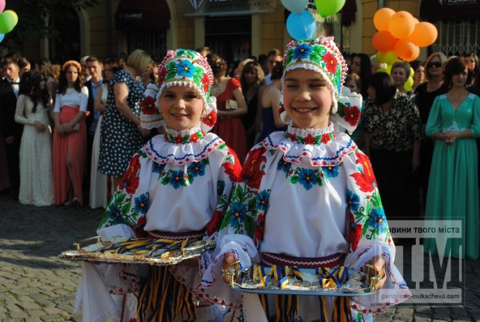У центрі Мукачева відбувся урочистий парад випускників (ФОТО) – 32