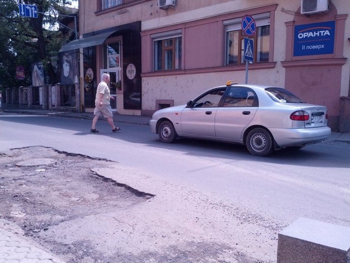 Ужгородці невдоволені показовим ремонтом доріг (ФОТО) – 10