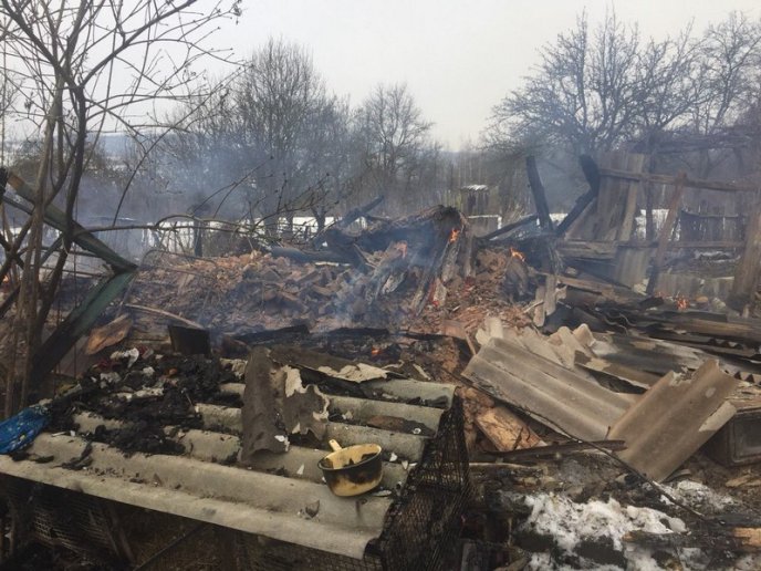 В Ужгороді 13 рятувальників гасили вогонь, але врятувати будинок їм не вдалося – 01