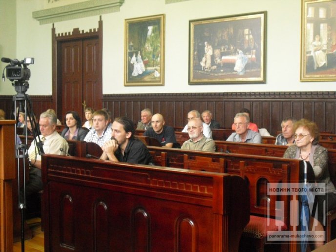 Громадська рада Мукачева обговорила проект децентралізації влади та вчергове відклала перенесення Меморіалу з центру міста (ФОТО) – 01
