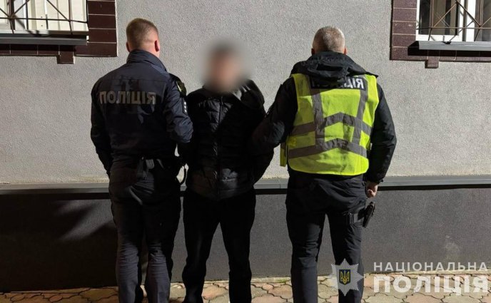 Наносив удари ножем та стільцем: поліцейські розповіли, що сталося на Закарпатті – 02 Наносив удари ножем та стільцем: поліцейські розповіли, що сталося на Закарпатті – 02