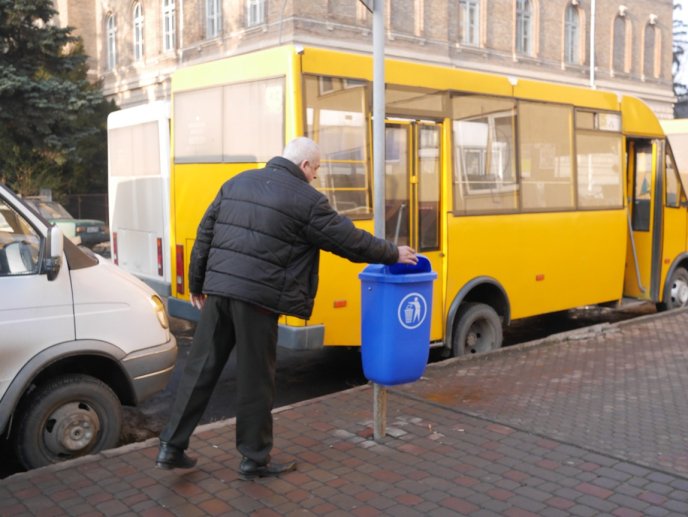 В Ужгороді почали встановлювати "євросмітники" – 02