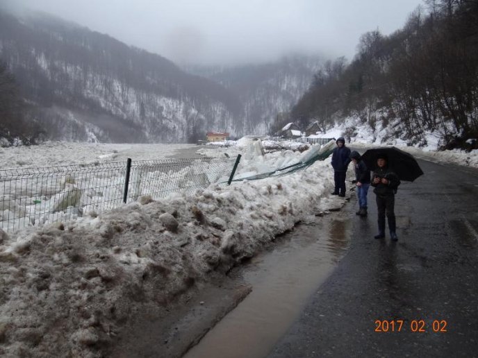 Нищівна негода: величезні брили льоду ламають на своєму шляху огорожі та містки – 05
