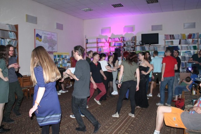 У Закарпатськй обласній бібліотеці ужгородці танцювали під "Круглий звук" – 19