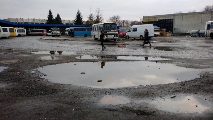 У соцмережах обурюються станом території автовокзалу в Мукачеві – 01