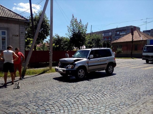 У Мукачеві зіткнулися легковик і мікроавтобус – 02