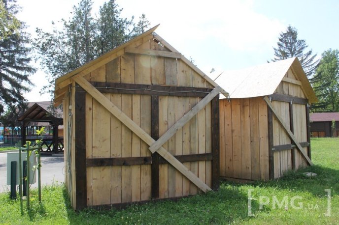 Збудовані до фестивалю "Червене вино" будиночки у парку "Перемога" руйнуються на очах – 15